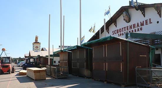 weitere Hütten werden aufgestellt (©Foto: Martin Schmitz)